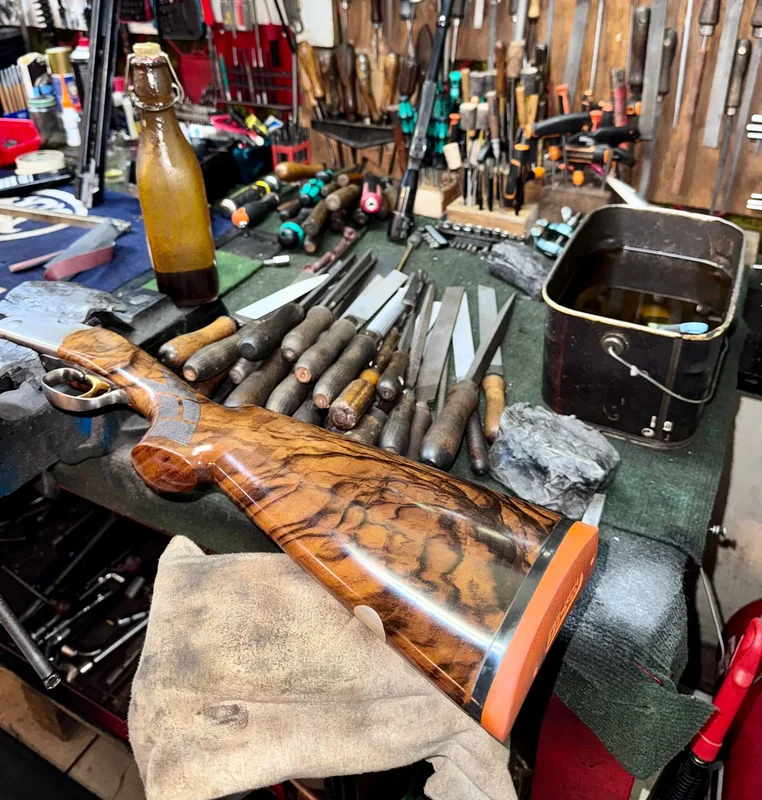 Rénovation bois de fusil : Poncé huilé traditionnel